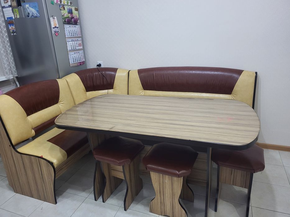 Угловой диван со столом на кухню