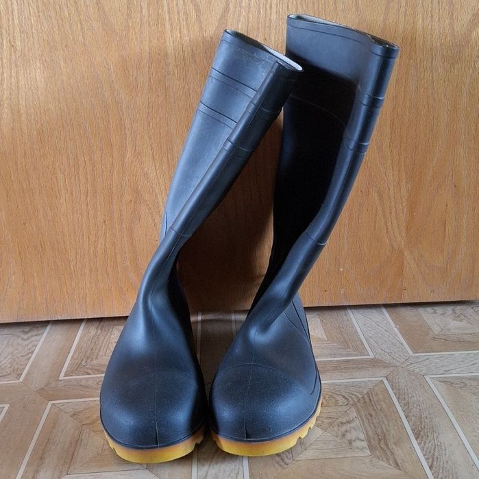 Пара резиновых сапожек 41 размера