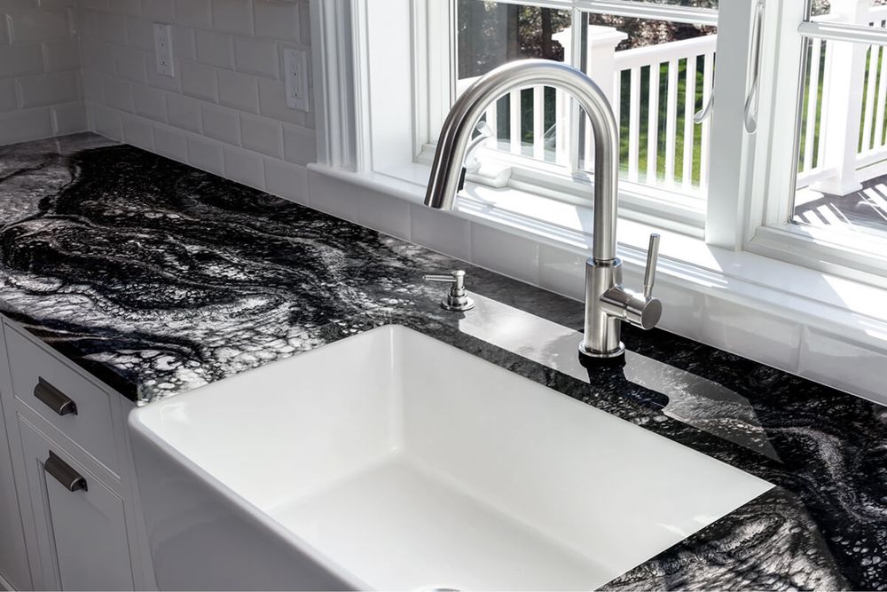 Aplicare Rășină Epoxy pe Podele și Mobilă