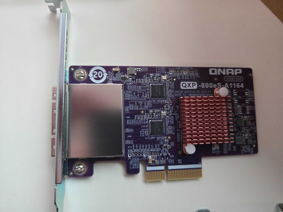 QNAP QXP-800eS-A1164 – nouă, doar testată, cu 3 bracketuri