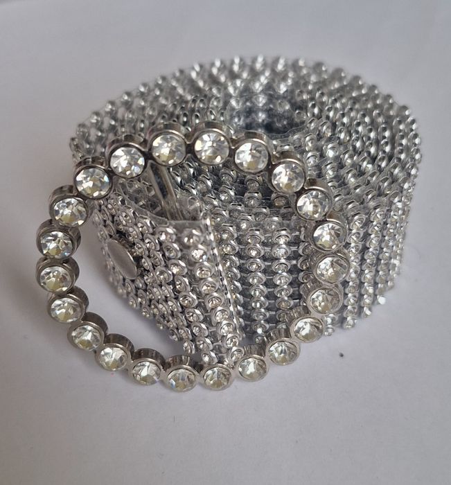 Блестящ колан с диаманти- модерен аксесоар/декорация