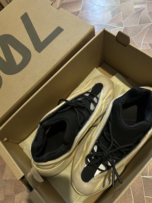 кроссовки изики 700