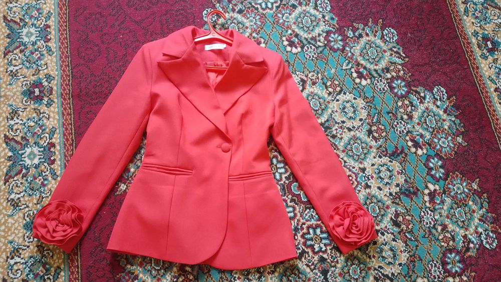 Kostyum yubka sotiladi