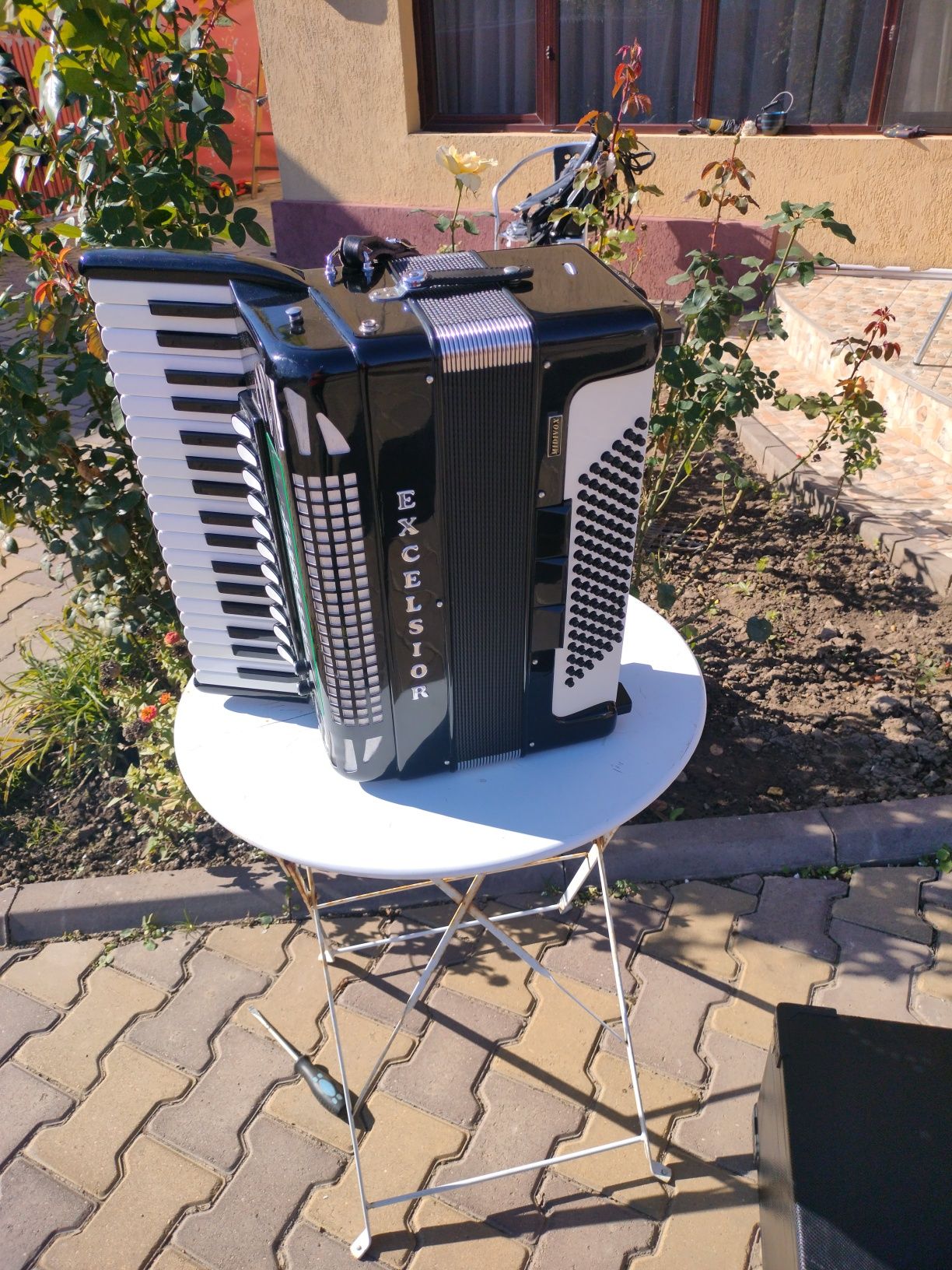 Vând acordeon excelsior cu 96 de basi