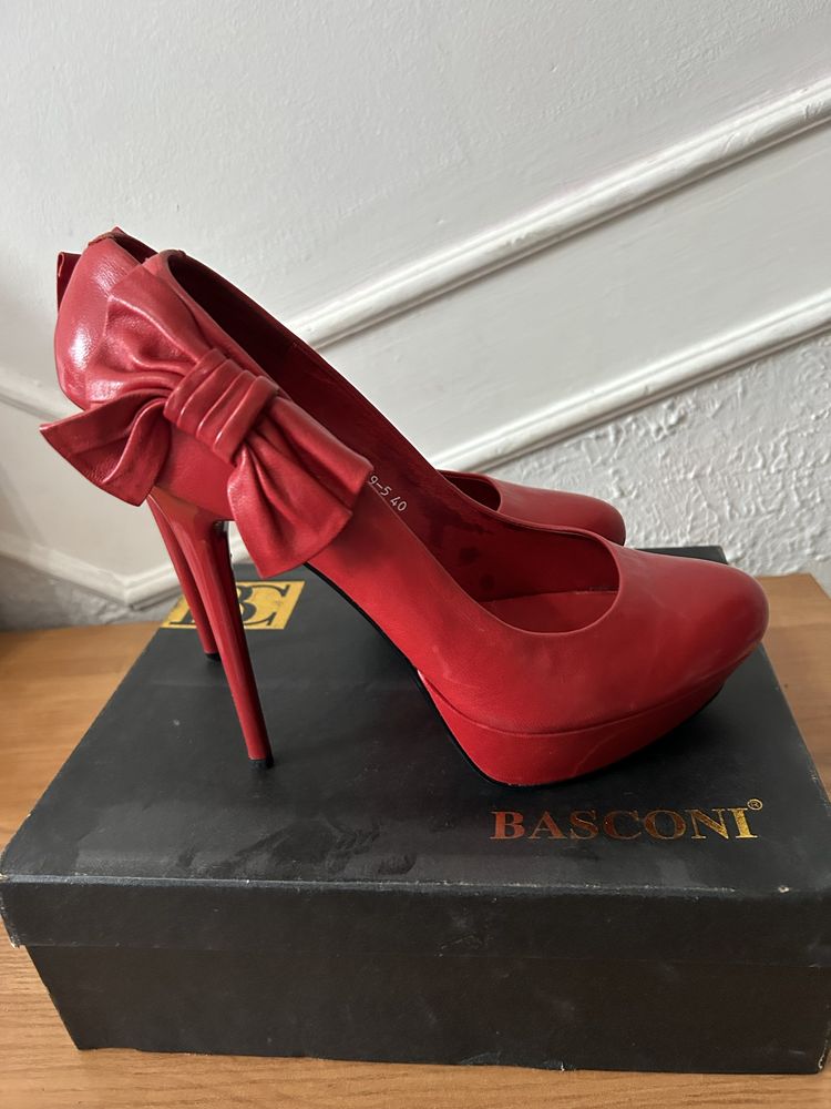 Женстке туфли красные