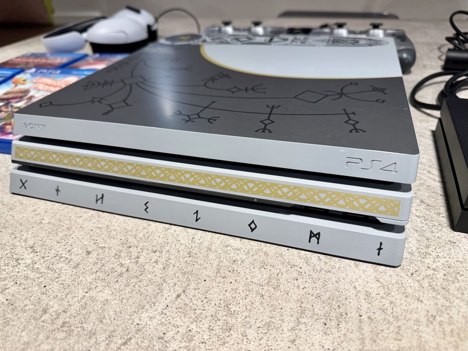 Пълен комплект PS4 Pro God of War, VR, 2 джойстика, 5 игри, слушалки