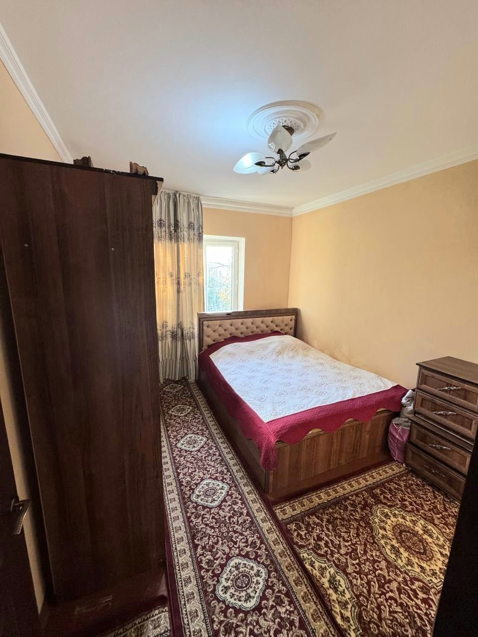 Продаётся 4-комнатная квартира в Сергелийском р-не. 94 м2. Метро рядом