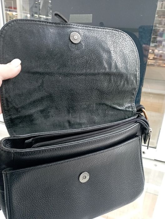 Продам отличную кожаную сумку, и очень крепкую и стильную ,удобную.