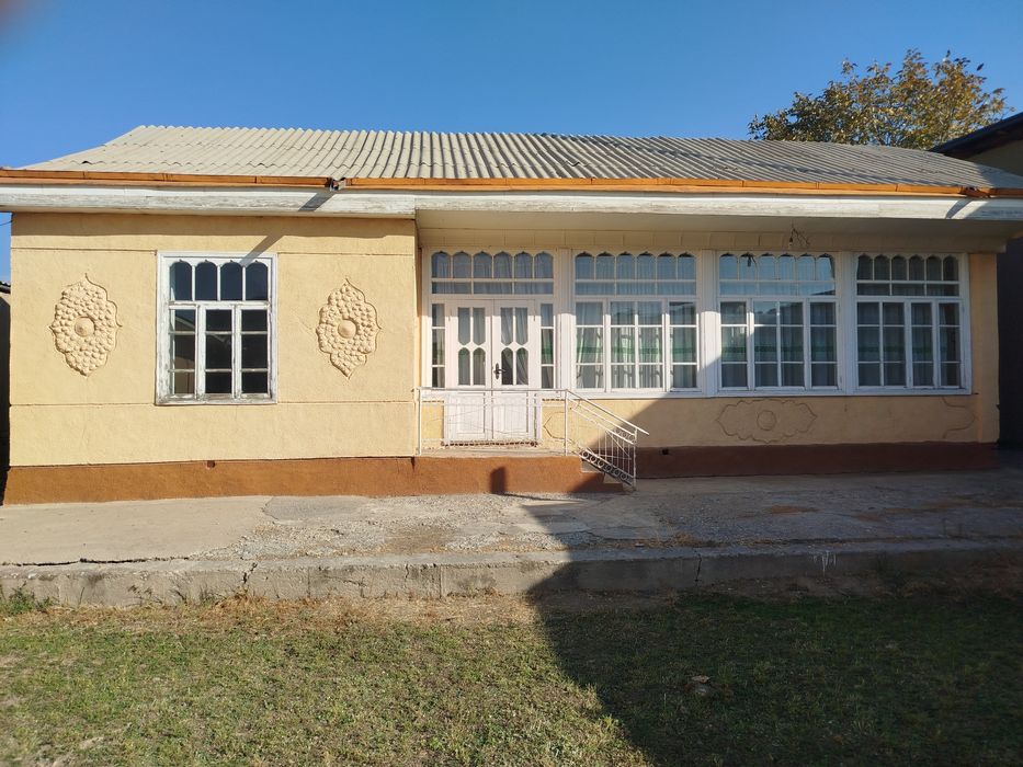 Китоб шахридан ховли сотилади