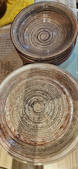 Сервиз от нови керамични чинии