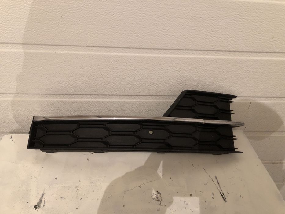 Grila proiector dreapta Skoda Octavia 3 de la 2017