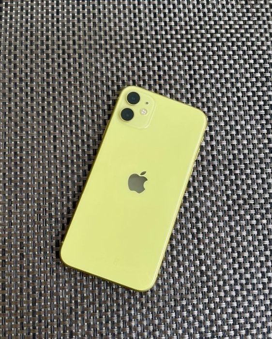 Iphone 11 жълт цвят , като нов