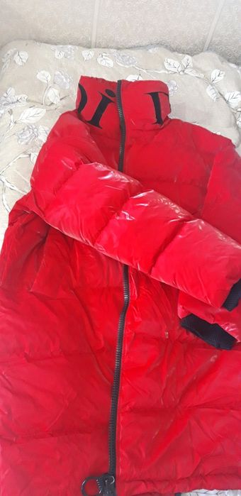 Продам пуховик красного цвета