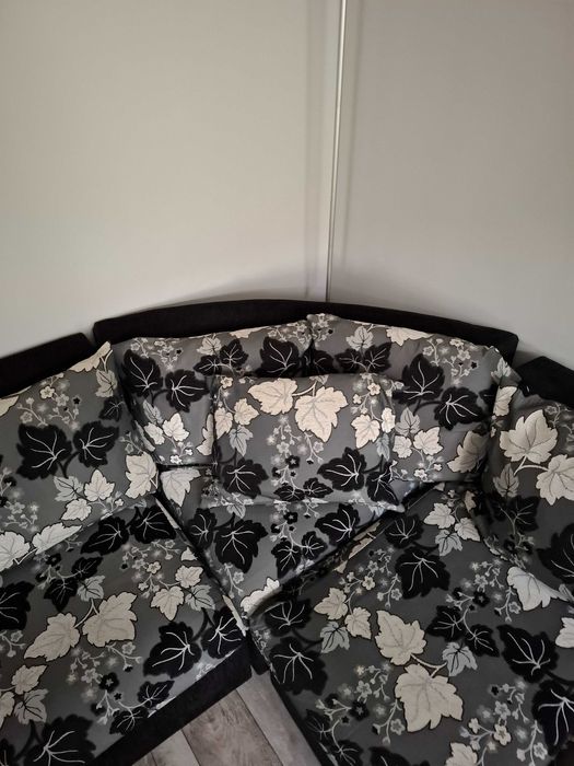 Продавам ъглов диван и 2 табуретки