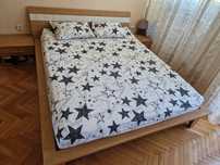 Спалня две нощни шкафчета и гардероб.