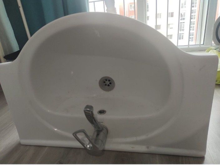 Раковина б/у . Без трещин. +Кран, +смеситель,+сифон. Все новое.