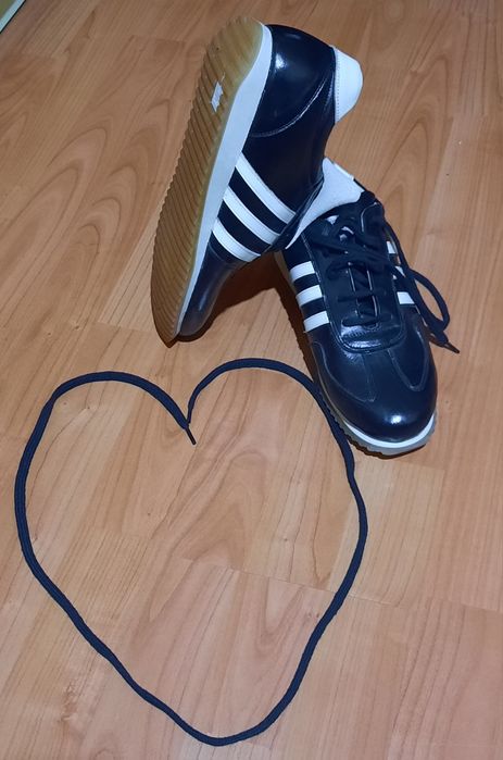 Adidași din piele confecționați manual