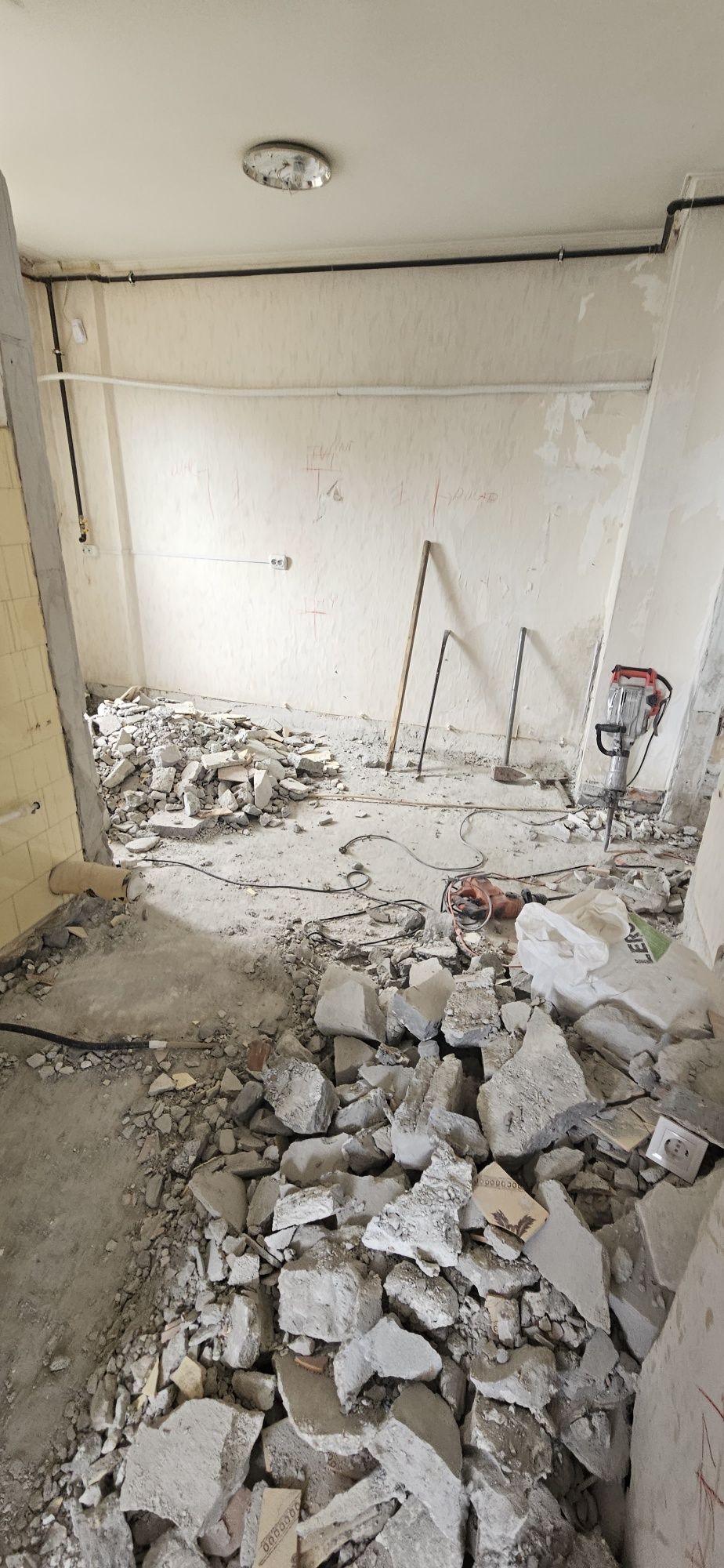 Pregătim apartamente pentru decopertat demolat  raschetat