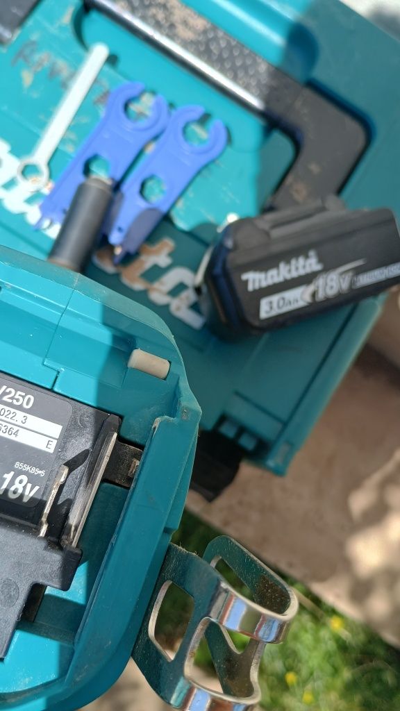 Pistol popnituri Makita drv250 la cutie cu baterie de 3 amperi