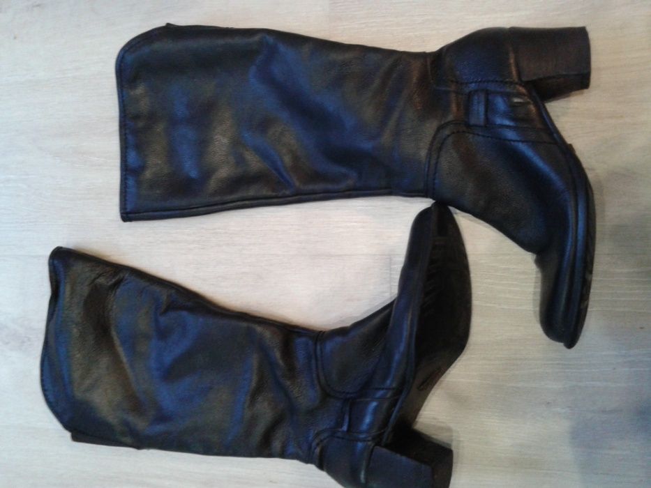 Удобни черни ботуши № 39,естественна кожа.