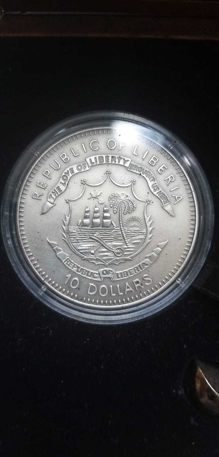 Серебряные коллекционные монеты (10 долларов и 10 франков).