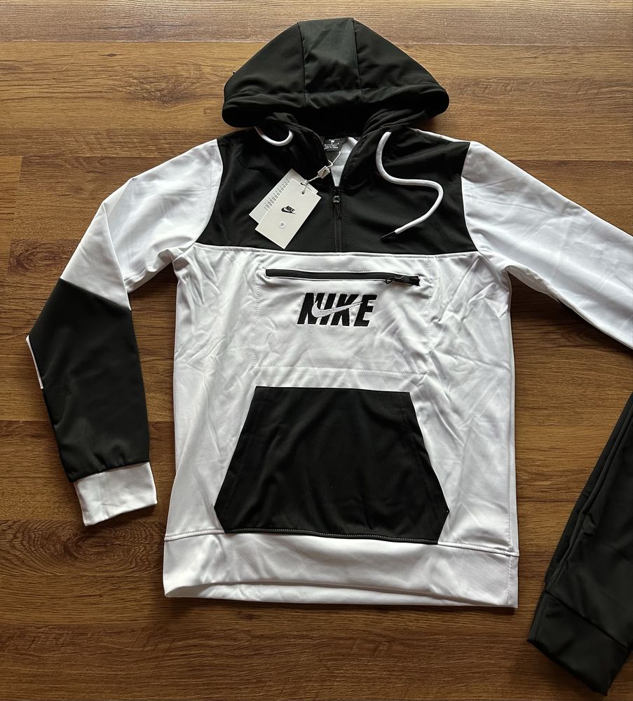 Мъжки екип Nike в черно с бяло,материята е памук с ликра