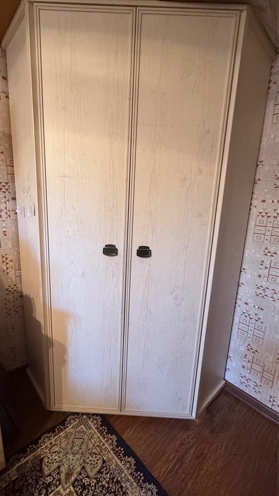 Продам шкаф и стол