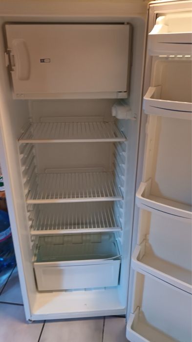 Продавам хладилник Crown