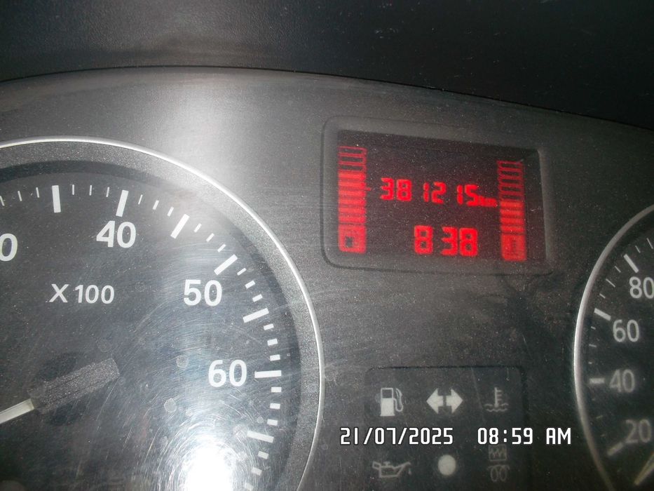 Продавам Дачия Сандеро