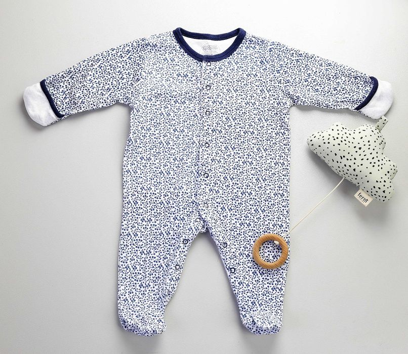 Лот от красиви бебешки дрешки от органичен памук на различни брандове.