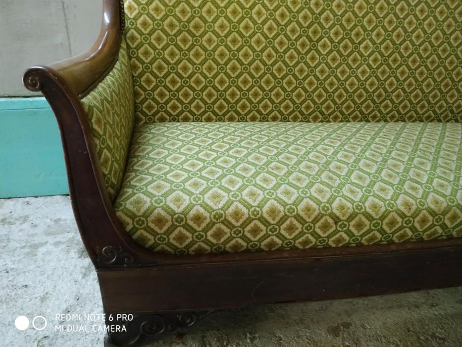 Диван с дърворезба