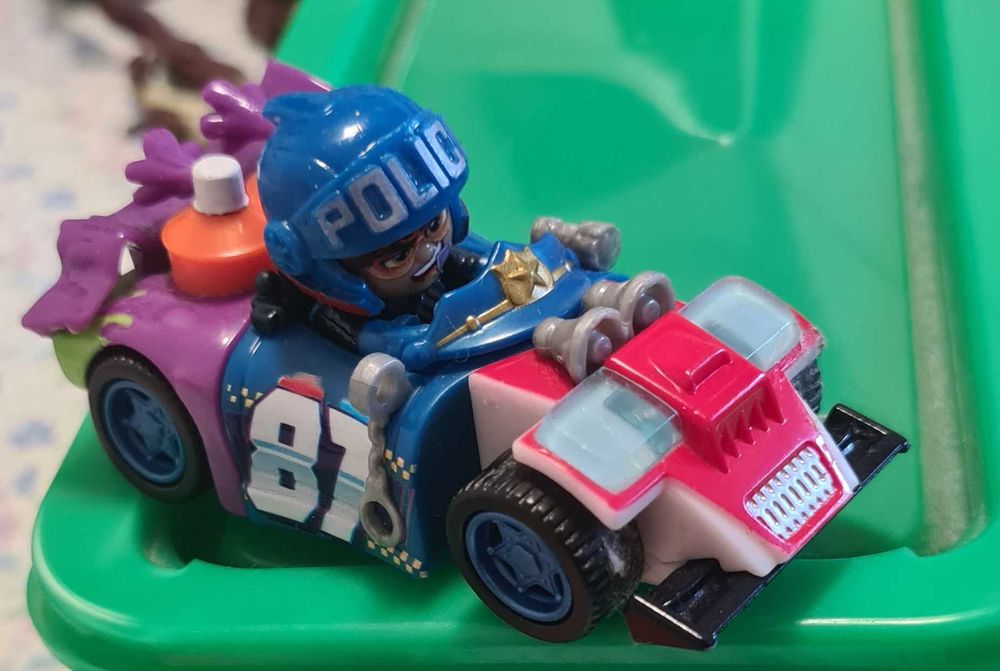 8 Masinute T-Racers dragute