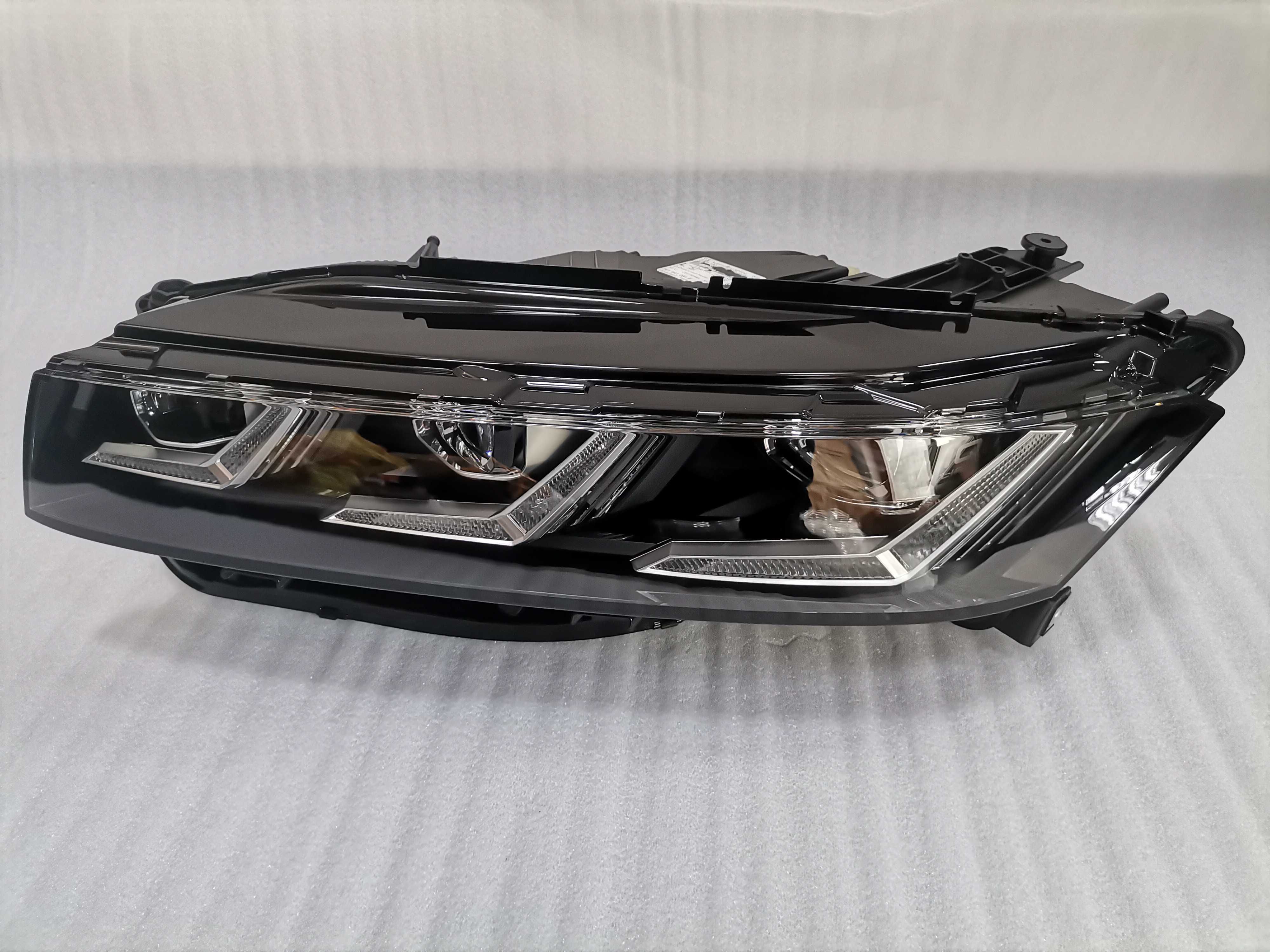 761/941081F Нов Оригинален IQ Light Ляв Фар VW Touareg III 3