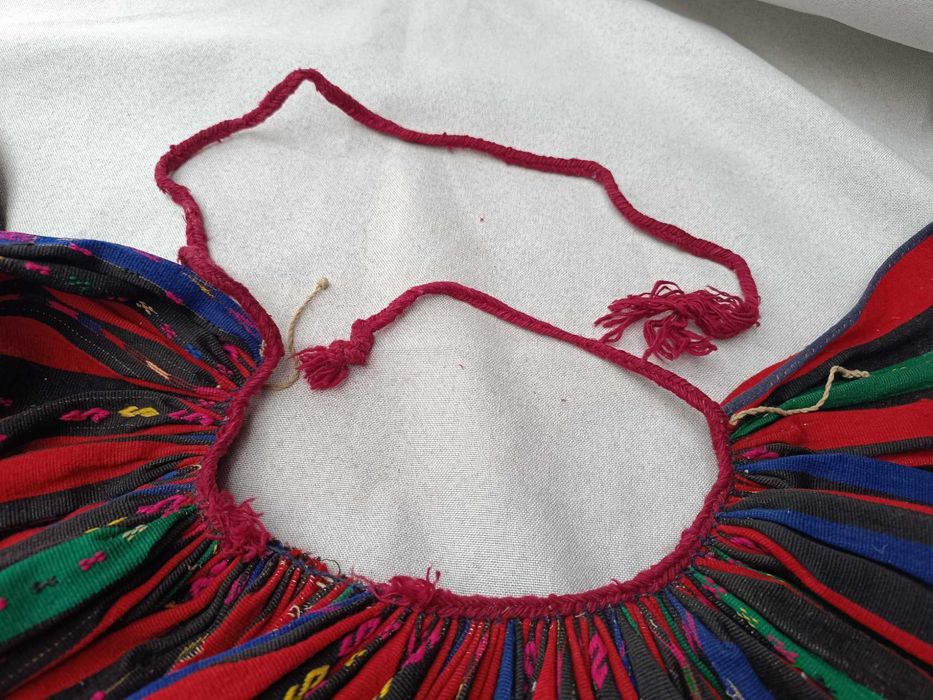 Продавам автентичен женски бръчник с украса от сърма и мъниста