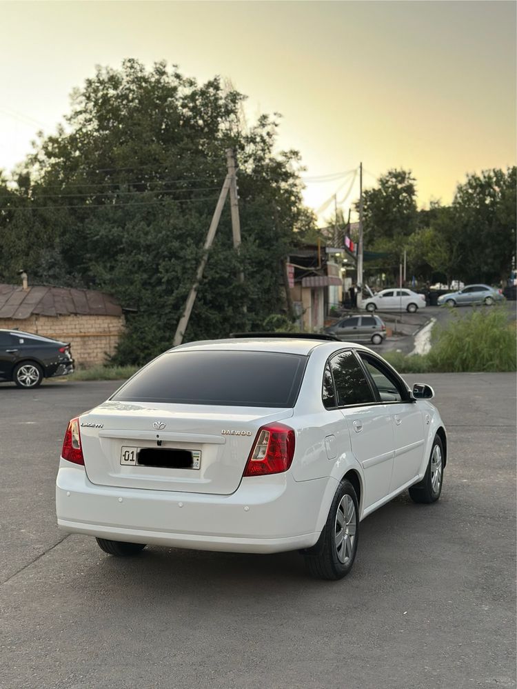 Lacetti 1.8 3-pozitsiya Full Avtomat karobka Korea sotiladi
