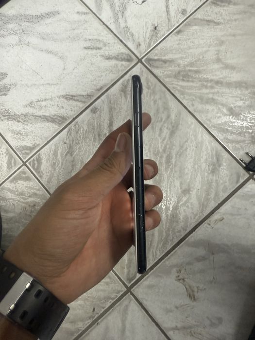Iphone 7  xolati yaxshi  srocna sotiladi