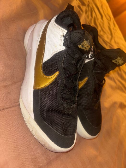 Adidasi nike , negri