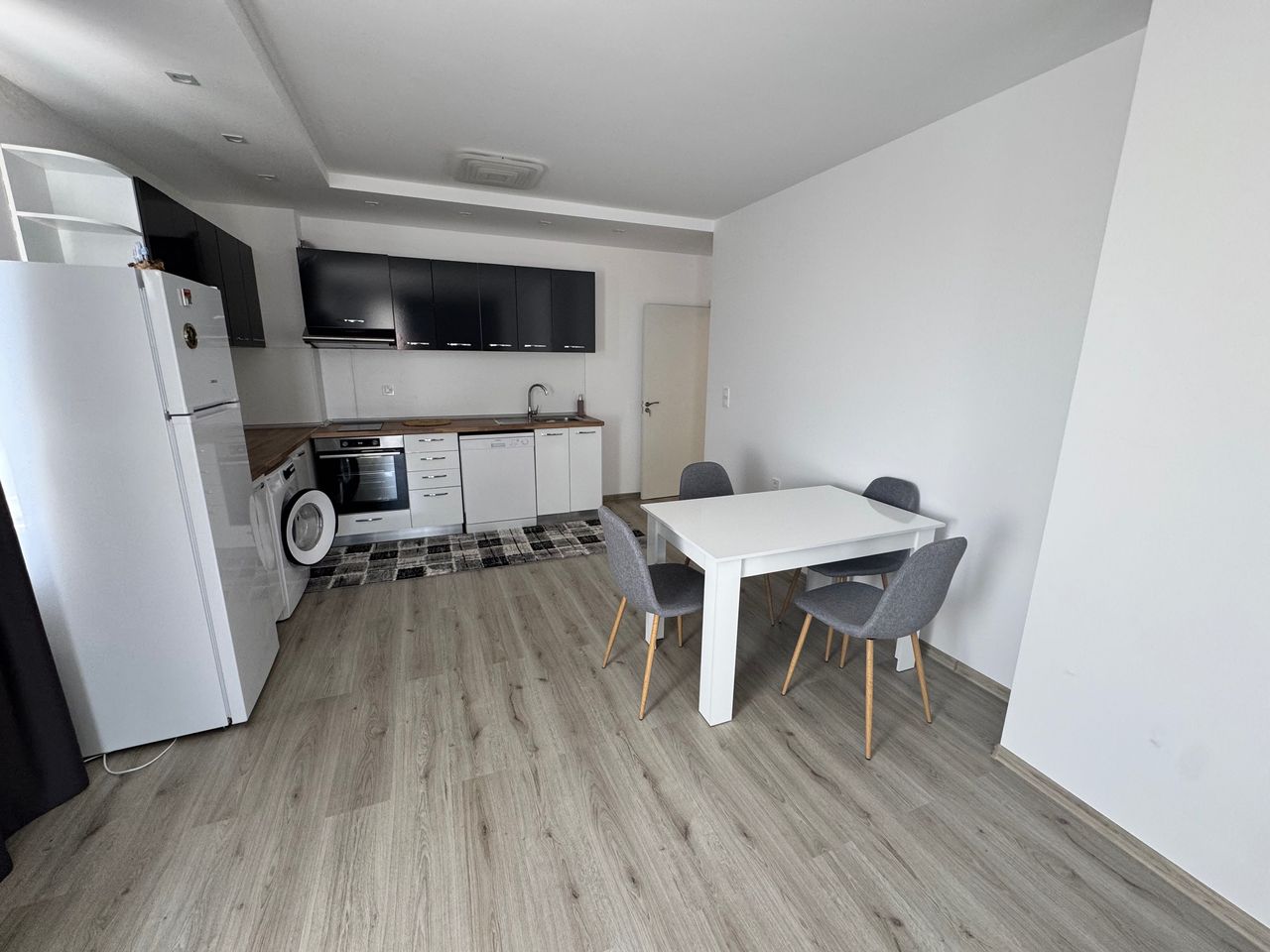 Дава се под наем Тристаен апартамент в Свиленград - 88 кв.м за 612 € - Снимка #2