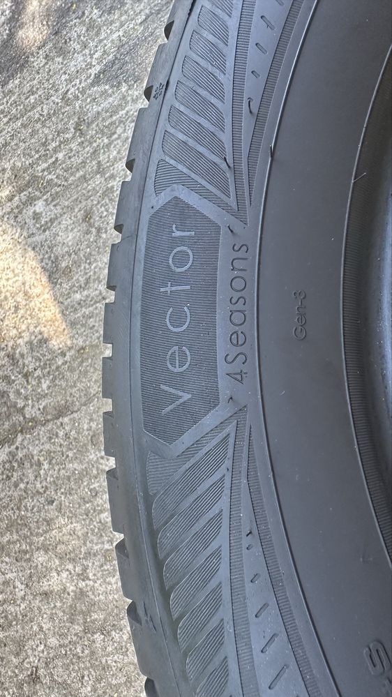 Две автомобилни гуми GOODYEAR VECTOR 3, 255/55R18, 105T, всесезонни