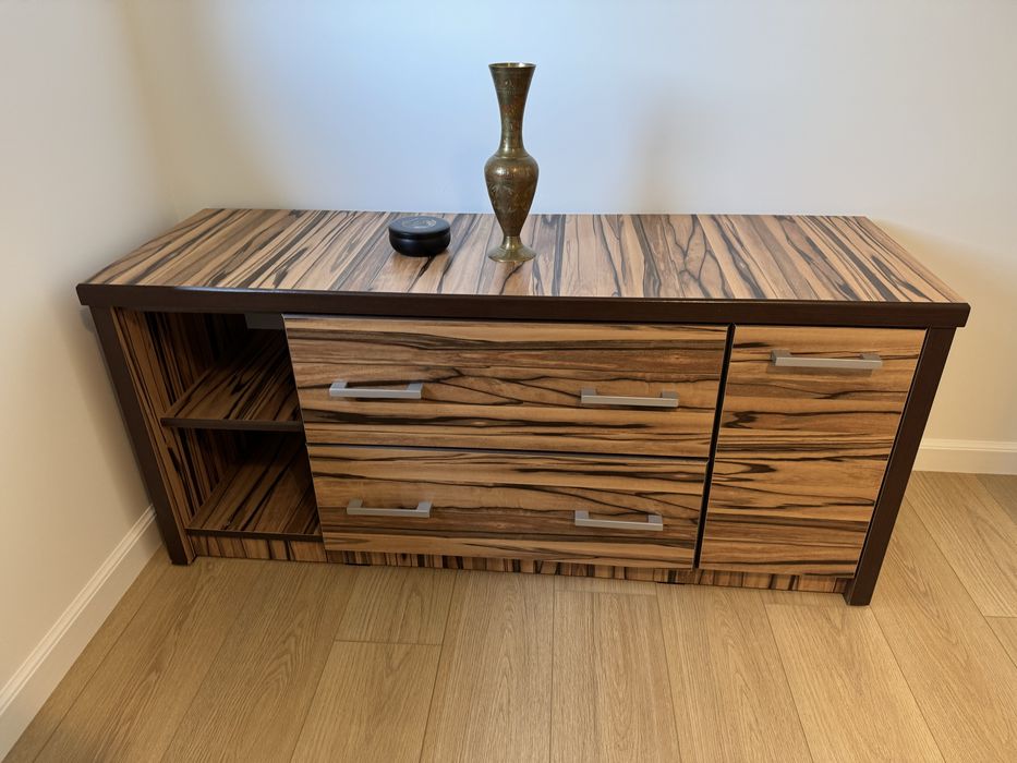 Set dormitor cu pat , saltea , noptiera , birou , scaun si comoda