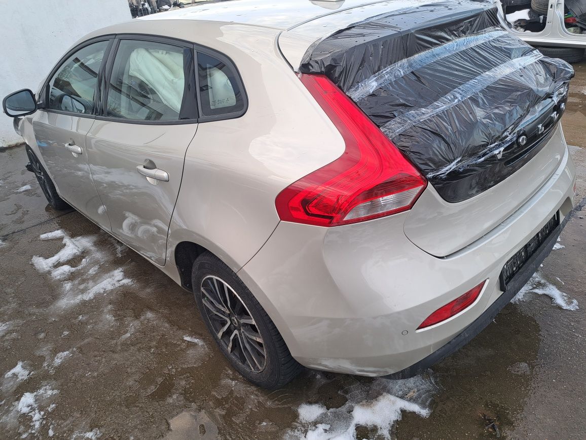 Dezmembrez Volvo V40, motor 2.0  euro 6, an 2017