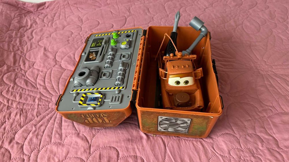 Арбалет, карта на света ,лаптоп, майсторска масичка,матю, топка