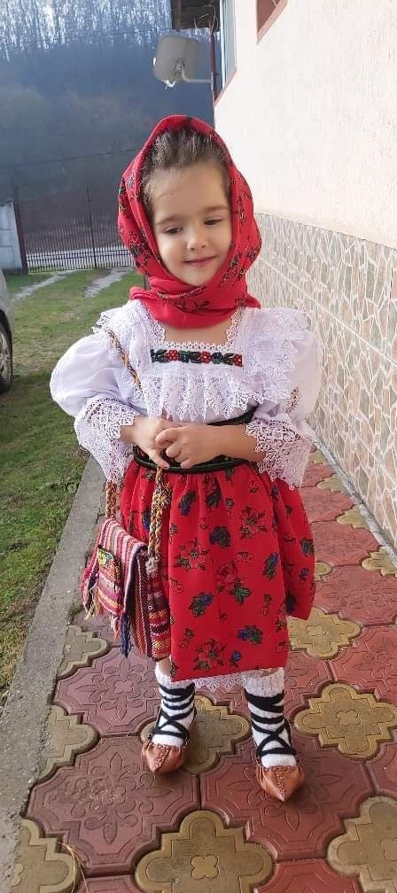 Costum popular pentru fetite de Maramures complet cu opinci și brau
