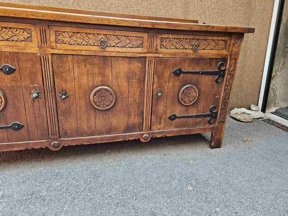 Контрабюфет с дърворезба и метален обков