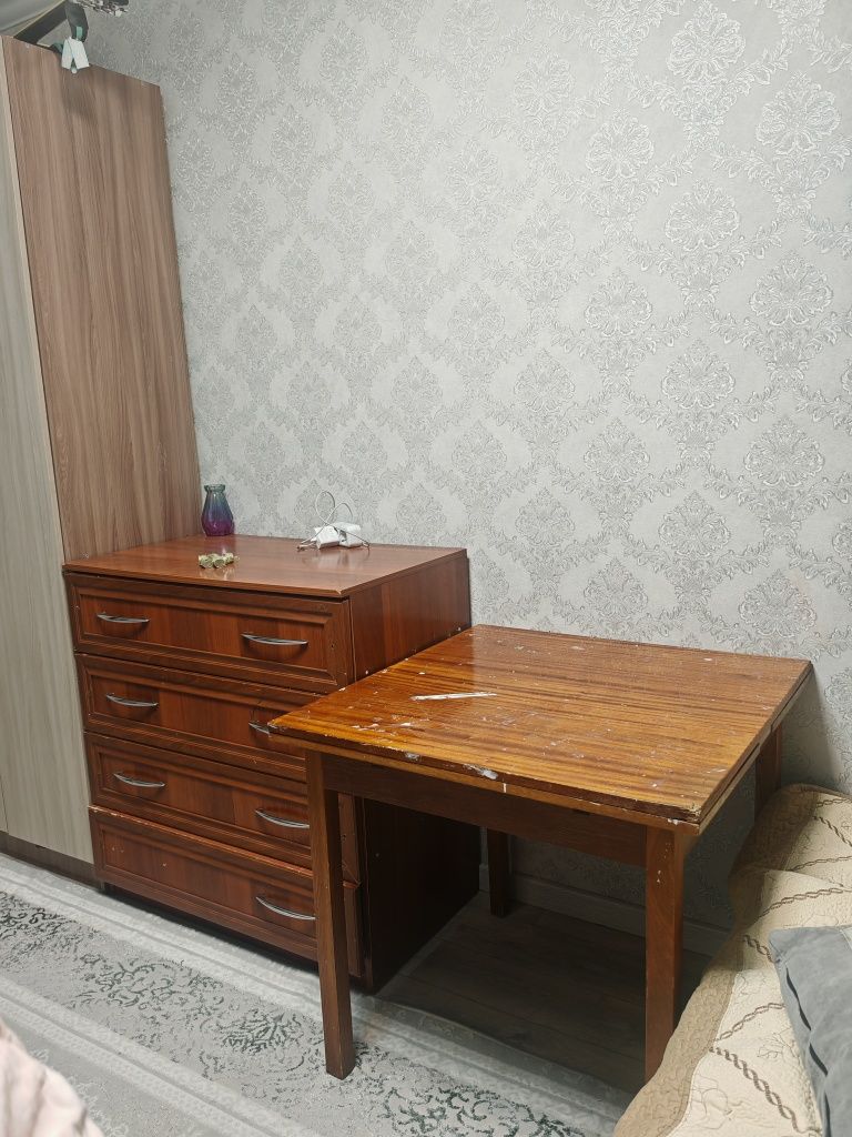 Продаётся тумбочка с полками и столик рядом