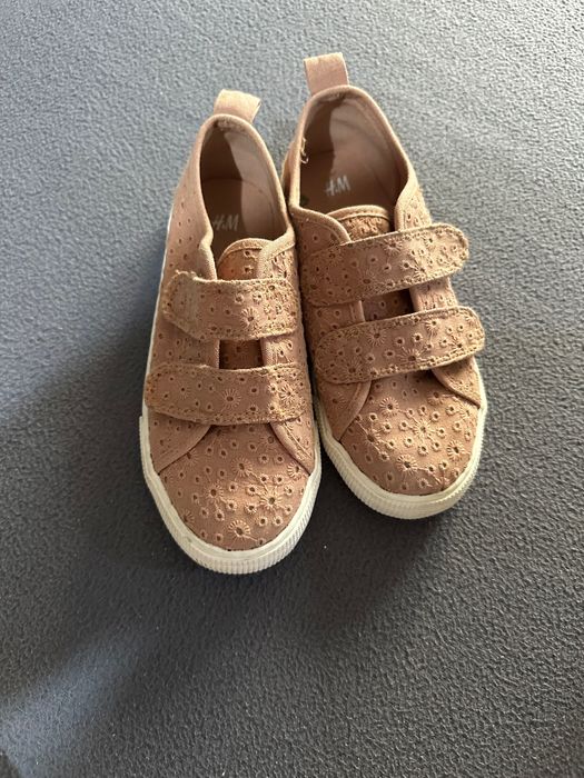 Vând adidași și pantofi fetițe