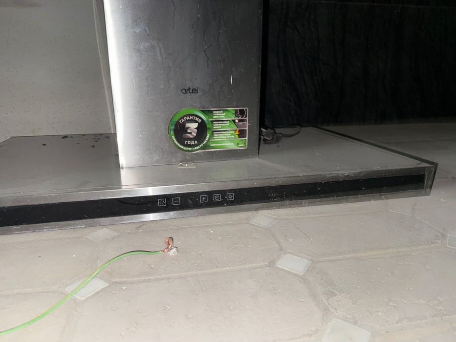 Вытяжка артель  в рабочем состоянии