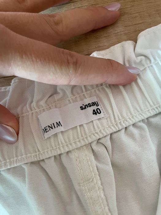 Pantaloni scurti Dama albi Sinsay
