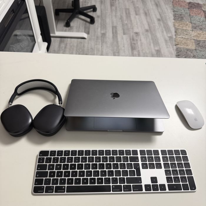 MacBook Pro M1, AirPods Max, Magic Keyboard