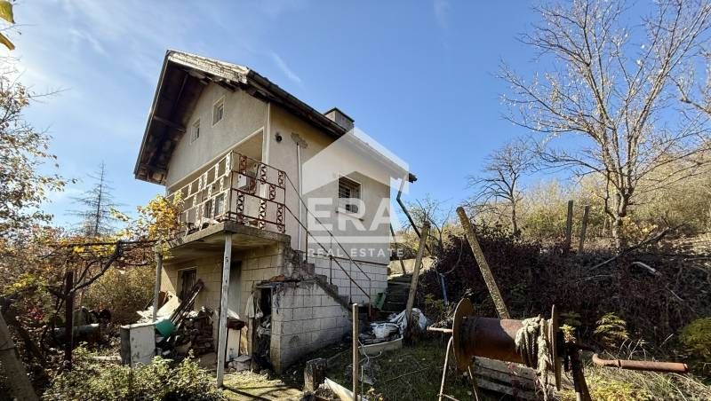 Поземлен имот с постройка в с.Николово